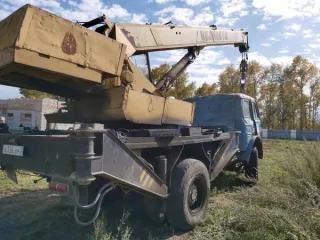 Автомобильный кран МАЗ 5334КС3577721, 1989 года выпуска, цвет – голубой, государственный номер Х336ХМ28, идентификационный номер (VIN) XTM53340000113058, номер шасси (рамы) 113058, номер двигателя 36807. Не работает гидроусилитель, течет масло, не исправны гидравлические цилиндры, раздаточный…