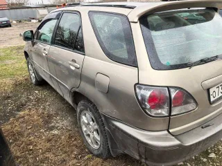 Toyota Harrier, 2001 года, модель 2AZ 0533931, кузов ACU10-0009247, цвет серый и темно-серый, 160 л.с. (120 кВт), 381000 км, полный привод, АКПП, рабочий объем двигателя 2362 куб. см, разрешенная максимальная масса 1855 кг, масса без нагрузки 1580 кг. Транспортное средство давно стоит без движения…