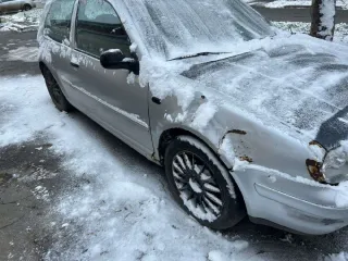 Volkswagen Golf 2001, модель: Golf, год выпуска: 2001, цвет: Серебристый, VIN: WVWZZZ1JZ1W695019, вид собственности: индивидуальная. Особенности тех. состояния: сломано левое боковое зеркало, битое правое крыло, коррозия колесных арок.