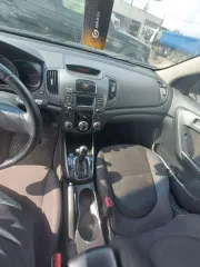 Автомобиль Kia Cerato 2011 г.в., VIN KNAFU411BB5910975. Внешнее техническое состояние: не на ходу, битый в правую переднюю часть (бампер, капот, крыло, фара, внутренние элементы), по кузову по кругу имеются потёртости в некоторых местах с элементами ржавчины. Салон относительно пробегу в хорошем…