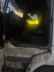 Scania 113 1992 года. Грузовой седельный тягач. На ходу или нет — неизвестно. Дефекты ЛКП, ржавчина, течь воды в салон, масляное запотевание в районе гидроцилиндра подъема кабины. Более подробное техническое состояние выясняйте самостоятельно в ходе осмотра.