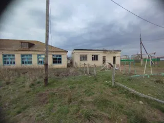 Нежилое здание 382.7 кв.м, земельный участок 2395 кв.м, Оренбургская область. Здание кадастровый номер 56:31:1402001:280, площадь 382.7, адрес: Российская Федерация, Оренбургская область, м.р-н Ташлинский, с.п. Трудовой сельсовет, с Кузьминка, ул Центральная, д. 18. Земельный участок, категория…