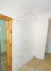Административное здание, кадастровый номер 28:20:010922:84, площадью 294,4 кв.м., расположенное на земельном участке с кадастровым номером 28:20:010922:4, площадью 2 888 кв. м. Местоположение: Амурская область, Ромненский район, с. Ромны, ул. Шилова, д. 46. Ограничения и обременения отсутствуют.