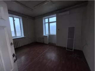 Имущество расположено по адресу: Ярославская область, г. Рыбинск, ул. Большая Казанская, д. 44, с земельным участком, в составе: Здание, кадастровый номер 76:20:080502:19, назначение: нежилое, количество этажей 5, в том числе подземных 1, площадь 1436,8 кв. м, местоположение: Ярославская область…