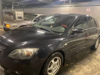 Автомобиль марки MAZDA модель 3, 2006 г.в. VIN номер JMZBK14Z271506341. Является предметом залога по требованиям ПАО «Совкомбанк». Разбита левая противотуманная фара, трещина на лобовом стекле, коррозия по правой стороне нижней части дверей, стучит правая задняя стойка.