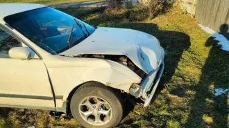 Toyota Corona 1994 года, 115 л.с., пробег 300000 км, АКПП. ГРЗ Р765ТУ42, VIN отсутствует, номер кузова AT1900129929, цвет белый. Поврежден кузов, аккумулятор, генератор, кассета радиатора. Состояние двигателя и КПП неизвестно. Пластиковые элементы в салоне скрипят, некоторые имеют повреждения…