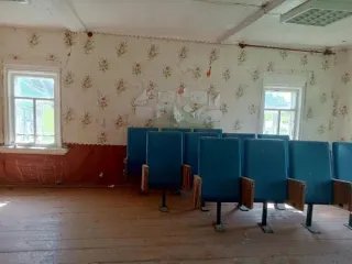 Нежилое здание 50 кв.м, Ярославская область, Первомайский район, д.Паршино, ул.Молодежная, д.28 (кадастровый номер 76:10:070701:9983) с земельным участком. Здание площадью 50,0 кв.м, деревянное, 1 этаж, 1979 года ввода в эксплуатацию. Обременения и ограничения отсутствуют.