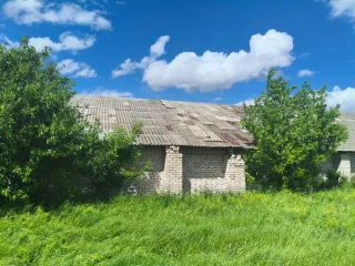 Одноэтажное нежилое здание, общей площадью 1160,2 кв. метров (кадастровый номер: 34:27:090013:1916) расположенное на земельном участке площадью  1524 кв. метров (кадастровый номер 34:27:090013:1891) по адресу: Волгоградская область, Серафимовичский район, хутор Теркин, улица Народная, дом 42…