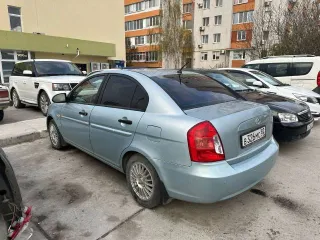 Hyundai Verna 2006 года, цвет светло-голубой. VIN: NLHCM41AP7Z035184, ПТС: 77ХА253194, госномер В326МС82. Производство Турция. Бензиновый двигатель 1.4 л (1399 см³) мощностью 97 л.с. Максимальная масса 1600 кг, снаряженная масса 1155 кг.