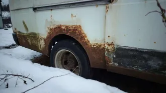 ГАЗ 2705, 2002. Автомобиль ГАЗ, модель: 2705, год изготовления: 2002 г.в., VIN: ХТН27050020242987, г.р.з. Т647УЕ47, вид собственности – совместная с супругом Арефьевым А.А. Автомобиль в неудовлетворительном состоянии, не находу, имеет сквозную коррозию металла по всему кузову, некомплектен…