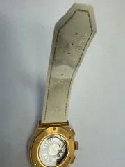 Hublot Classic Fusion Chronograph ref. 541.oe.2080.lr.1104, б/у. Корпус круглый из металла золотистого цвета со вставкой из прозрачных камней по кругу. Ремешок из материала белого цвета с замком из металла золотистого цвета. Маркировка на обороте: штампованная надпись «HUBLOT», «CLASSIC»…