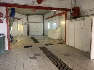 Нежилые помещения 5702.4 кв. м, гараж 2946 кв. м, земельный участок 5220 кв. м, Москва. Нежилые помещения (этаж 1, помещение VI - комната 1, помещение VIа - комната 1, помещение VII - комната 1, этаж 2, помещение IX комнаты 1-41, помещение VIII - комната 41, этаж 3, помещение XI - комнаты 1-42…