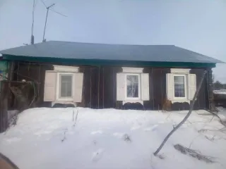 Жилой дом и земельные участки по адресу: Оренбургская область, Шарлыкский район, село Ратчино, улица Советская, дом 33. Площадь дома 36.2 кв. м. Площадь первого земельного участка 1154 кв. м, площадь второго земельного участка 1601 кв. м. Общая площадь земельных участков 2755 кв. м. Вид…