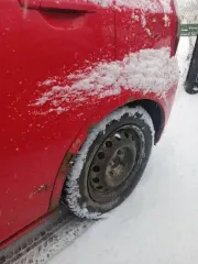 Honda Fit 2001 года, 86 лс, 320000 км, АКПП, идентификационный номер GD11015179, цвет красный, мощность двигателя 86 лс. Не работают задние стеклоподъемники, в 2024 году установлен контрактный двигатель и коробка вариатор, правый порог и крылья гнилые.