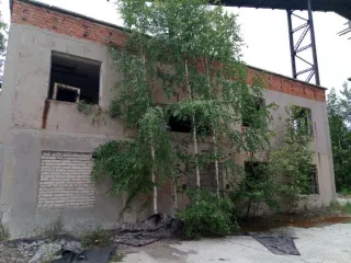 Административно-бытовой корпус 158,4 кв.м, Свердловская область. Здание нежилое, общей площадью 158,4 кв.м; этажность 2, в том числе подземных 0; кадастровый №66:57:0101004:115. Обременения отсутствуют. Имущество находится в ветхом состоянии. Расположено на земельном участке, который подлежит…