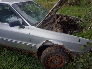 Audi 80 1992 года выпуска, VIN WAUZZZ8CZNA194060, цвет белый (серебристый), двигатель отсутствует.
