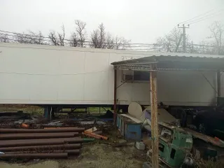 Полуприцеп-фургон Montracon, 1997 года выпуска. VIN шасси не соответствует VIN фургона, постановка на учет в ГИБДД невозможна. Предполагается, что интерес покупателей связан с разборкой на запасные части.