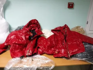 Пуховики женские прямого назначения, Пуховик женский длинный бежевого цвета с текстильными вставками молочного цвета с капюшоном, назначение: pryamie.