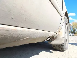Nissan Cefiro 1997 года, 155 лс, 258148 км, АКПП. Транспортное средство, 1997 года выпуска, цвет белый (светло-серый). Заводится, на ходу. После аварии. Перед надо переваривать, и усиливать. Ест масло. Все пороги и арки переваривать, дно тоже гнилое, стойки, стаканы под замену. Коробка передач…