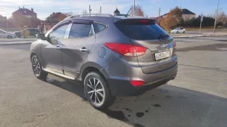 Hyundai Tucson 2010 года, темно-серый. VIN: KMHJU81VDAU023733. Двигатель дизельный D4HA, объем 2.0 л (1995 куб. см), мощность 166 л.с. Экологический класс 4. ПТС 24 УС 716923, госномер А283ЕО172. Разрешенная максимальная масса 1950 кг, снаряженная масса 1625 кг. Производитель: Hyundai Motor…