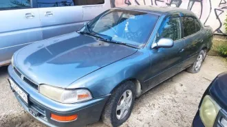 Тойота Sprinter, 1993 года выпуска, серого цвета, государственный номер Н293ХР54. VIN отсутствует, номер двигателя 5АВ421364, номер кузова АЕ1007034069. Вмятина на задней правой двери.