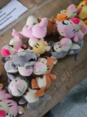 Мягкие игрушки Disney, Hello Kitty, Тигра, Винни-Пух, Черепашки-ниндзя; мягкие игрушки "Утиные истории" – утята (Билли, Вилли, Дилли), Дональд Дак, "поночка"; мягкие игрушки "Тигра", "Винни-пух", "Ослик", "Пятачок"; мягкие игрушки с товарным знаком "Микки Маус", "Минни Маус"; мягкие игрушки Дисней…