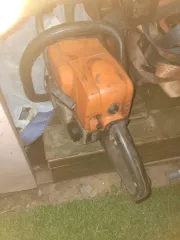 Бензопила марки Stihl. Цвет корпуса оранжевый. Имущество продается в том виде, в каком оно есть, в случае продажи возврату/обмену не подлежит. За скрытые дефекты имущества Продавец ответственности не несет. Состояние: б/у.