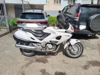 Honda NT650V, 2000. Мотоцикл HONDA NT650V, 2000 года, марка: HONDA NT650V, год изготовления: 2000, VIN: VTMRC47A0YE323117, мощность двигателя, л. с. (кВт): 27 (18.85). Пробег уточнять при осмотре.
