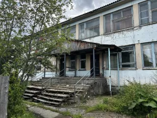 Нежилое здание с земельным участком, расположенное по адресу: Красноярский край, г. Енисейск, ул. Кирова, зд. 129. Здание, назначение: нежилое, наименование: дом детства, кадастровый номер: 24:47:0010130:89, площадью 1482,1 кв. м, количество этажей: 2, в том числе подземных 1. Земельный участок…