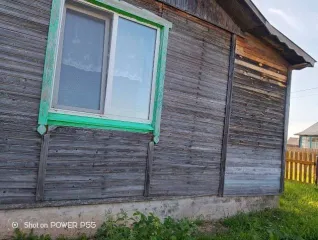 Квартира 45,3 м² на 1 этаже в деревне Чазево, улица Молодежная, дом 23, кв. 2. 3 комнаты, печное отопление, уличный туалет, нет санузла, населенный пункт не газифицирован. Требуется замена одной из стен дома.