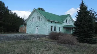Дома для круглогодичного и сезонного проживания, хозпостройки, база «Верхняя Рыбинка», Вологодская область. Объекты недвижимости - дома для круглогодичного и сезонного проживания, хозяйственно-бытовые постройки, очистные сооружения, ограждение (забор металлический), бытовая канализация…