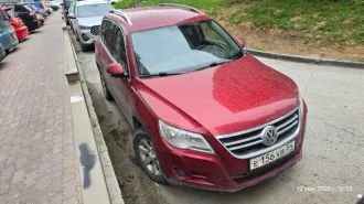Volkswagen Tiguan 2009, 170 лс, 220270 км, полный привод, АКПП, на ходу, состояние удовлетворительное, салон кожаный со следами использования, имеются вмятины, царапины по кузову, автомобиль на литых дисках, пробег 220 270 км, отремонтирован после дтп (передний бампер, капот, фары, радиатор)…