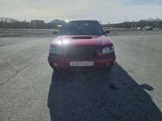 Subaru Forester 2002 года, 220 л.с., пробег 258322 км, полный привод, АКПП. Кузов SG5002107. Недостатки: автомобиль участвовал в ДТП, повреждены правая передняя фара, передний бампер, планка под передней правой фарой, решетка радиатора, возможны скрытые повреждения.