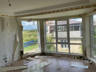 Здание (жилой дом) 588,4 кв. м, земельный участок 1310 кв. м, Ленинградская обл., дер. Тихвинка Здание (жилой дом), этажей: 3, площадь 588,4 кв. м, кадастровый номер: 47:23:0230001:257; земельный участок, категория земель: земли населенных пунктов, виды разрешенного использования: для ИЖС, площадь…