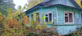 Здания больницы, прачечной, гаража и земельный участок в Новгородской области, Чудовский район, п. Краснофарфорный, ул. Октябрьская, д. 4б. В состав входит: здание больницы площадью 186,6 кв.м, кадастровый номер 53:20:0200101:213, нежилое одноэтажное здание 1952 года постройки, фундамент бутовый…