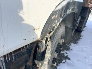 Грузовой самосвал МАЗ 551605 230 024, идентификационный номер  VIN  Y3M55160550005636 Грузовой самосвал МАЗ 551605 230 024, идентификационный номер  VIN  Y3M55160550005636, Цвет белый, год выпуска 2005. Тех. описание: Отсутствует рег. знак, АКБ, комплект ключей. Имеются повреждения лакокрасочного…