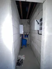 Жилой дом 126.5 м² и участок 1000 м² в Надеждинском районе по адресу: Приморский край, п. Соловей Ключ, ул. Волгоградская, 15. Земельный участок забором не огорожен, кроме дома на участке ничего нет. Жилой дом в недостроенном состоянии, возведены стены, крыша, установлены стеклопакеты, проложен…