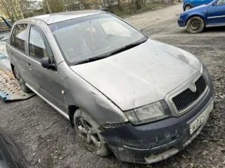 Автомобиль Шкода Фабиа серого цвета 2006 года выпуска, госномер А225УК51. VIN: TMBPY16Y274124123. Ключ зажигания в наличии. ПТС и СТС отсутствуют. Вмятины в нескольких местах по кузову. Сломано крепление переднего бампера с правой стороны. Трещины на лобовом стекле. Многочисленные сколы, царапины и…