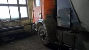 Самосвал КАМАЗ 6520-43 2016 г.в., грн М774УС 75RUS. Среднее "хорошее" состояние. Не требует проведения обслуживания или ремонта отдельных систем и агрегатов. Внешний вид хороший. Грузовой самосвал ЗИЛ ММЗ 554М 1993 г.в., Е400КУ 75RUS. Крайнее неудовлетворительное состояние близкое к "условно…