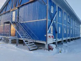 Модульное здание 760 кв.м ЯНАО Здание модульное инвентарное контейнерного типа Блок-контейнер МС-01 общежитие общей площадью 760,0 кв.м состоящий из 40 строительных бытовок 5900х2400 местонахождение ЯНАО Тазовский район территория Тазовского НГКМ