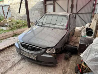 Hyundai Accent 2004, VIN: X7MCF41GP4M013070, год выпуска 2004, цвет серый. Автомобиль находится в залоге у КПК Кубик, в аварийном состоянии (сильно поврежден после серьезного ДТП, технические части не рабочие, повреждения затрагивают ключевые узлы и агрегаты, а также силовую структуру кузова…