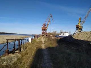 Причальная стенка 304 м, Томская обл., Колпашевский р-н, г. Колпашево Сооружение – причальная стенка, протяженностью 304 м., с кадастровым номером 70:19:0000004:1039, расположенное по адресу: Томская область, р-н Колпашевский, г. Колпашево, ул. Портовая, д. 21, строен. 15 Год ввода в эксплуатацию…