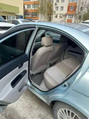 Hyundai Verna 2006 года, цвет светло-голубой. VIN: NLHCM41AP7Z035184, ПТС: 77ХА253194, госномер В326МС82. Производство Турция. Бензиновый двигатель 1.4 л (1399 см³) мощностью 97 л.с. Максимальная масса 1600 кг, снаряженная масса 1155 кг.