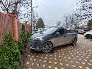 Renault Megane Scenic 2014, государственный номер К478ВК136, цвет черный, VIN VE1JZS0BE51159465. Лопнул передний бампер справа, вмятина на левой задней двери, многочисленные царапины кузова, повреждено правое зеркало.