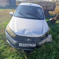 Легковой автомобиль Lada Granta, 2022 г.в., госномер У844МО761, VIN XTA219040P0866626, серого цвета, б/у, в нерабочем состоянии, в залоге. По всему кузову авто имеются царапины, после ДТП на переднем бампере имеется вмятина, левое крыло деформировано, отсутствует левая фара, левая передняя дверь…