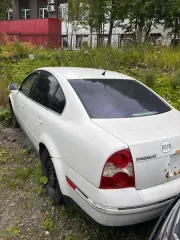 Volkswagen passat, 2001 автомобиль марки «Фольксваген пассат» («volkswagen passat»), государственный регистрационный знак фактически отсутствует, белого цвета, 2001 года выпуска vin: wvwpd63b92p073753. Ключ, стс, птс в наличии. Коррозия металла в области колесных арок, порогов, понизу дверей, на…