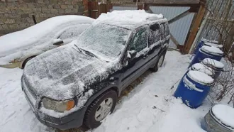 Ford Escape 2003 года, черный. VIN кузова: 1FMCU93163KA24592. На ходу, автоматическая коробка передач. Имеется коррозия кузова, трещины на лобовом стекле. Требуется ремонт ходовой части и замена рулевой рейки. Отсутствует правое переднее крыло. Двигатель требует ремонта. Правая передняя дверь под…