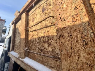 Грузовой самосвал МАЗ 551605 230 024, идентификационный номер  VIN  Y3M55160550005636 Грузовой самосвал МАЗ 551605 230 024, идентификационный номер  VIN  Y3M55160550005636, Цвет белый, год выпуска 2005. Тех. описание: Отсутствует рег. знак, АКБ, комплект ключей. Имеются повреждения лакокрасочного…