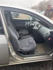 Nissan Primera 2006 года, VIN: SJNBAAP12U2291188, госномер Т723ВВ774. Автомобиль в среднем состоянии, на ходу. Имеются коррозия в некоторых местах, содрана краска на передней правой двери, вмятина на передней левой двери, сколы на кузове. Выполнены работы: замена сцепления, установлены новые…