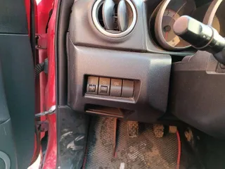 Mazda 3 2007 года, 150 л.с., пробег 214306 км. VIN JMZBK12F681598912, объем двигателя 1999 куб. см, масса 1320 кг, левый руль, бензиновый двигатель. Имеются сколы, царапины, коррозия, колеса спущены, аккумулятор разряжен.